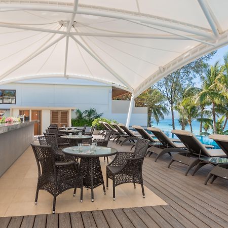 Henann Palm Beach Resort Balabag  Εξωτερικό φωτογραφία Pool Bar