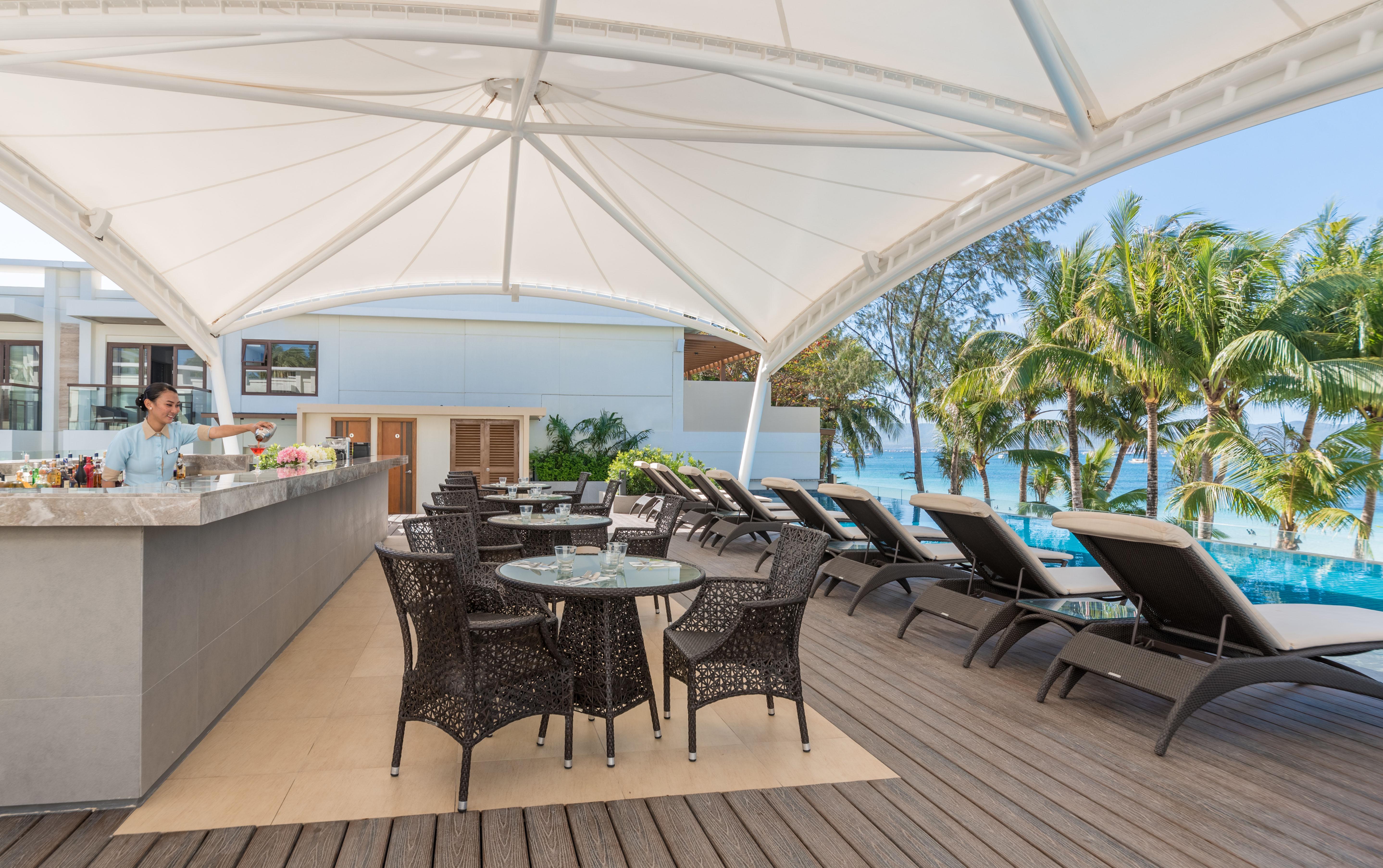 Henann Palm Beach Resort Balabag  Εξωτερικό φωτογραφία Pool Bar