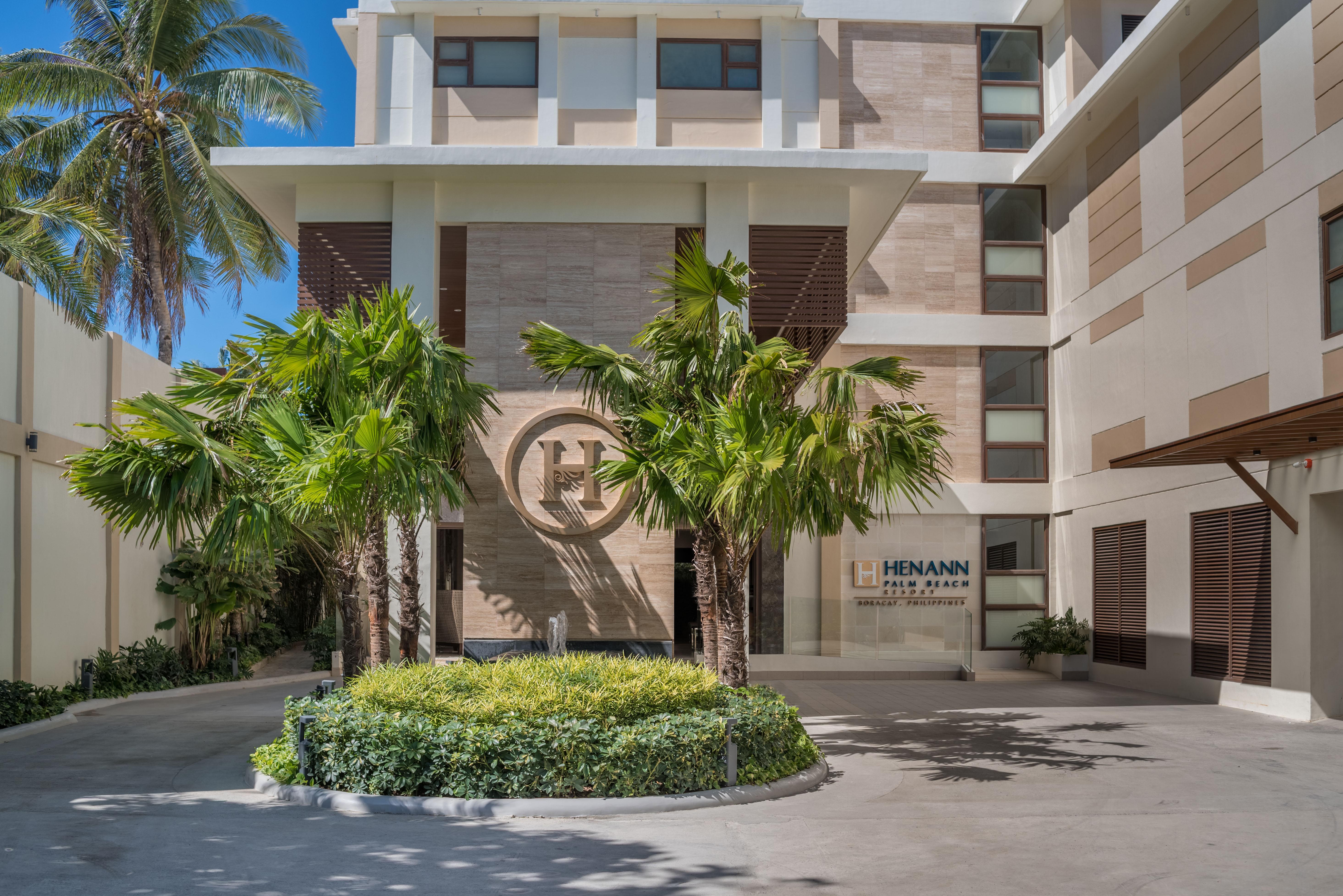 Henann Palm Beach Resort Balabag  Εξωτερικό φωτογραφία Entrance of the hotel