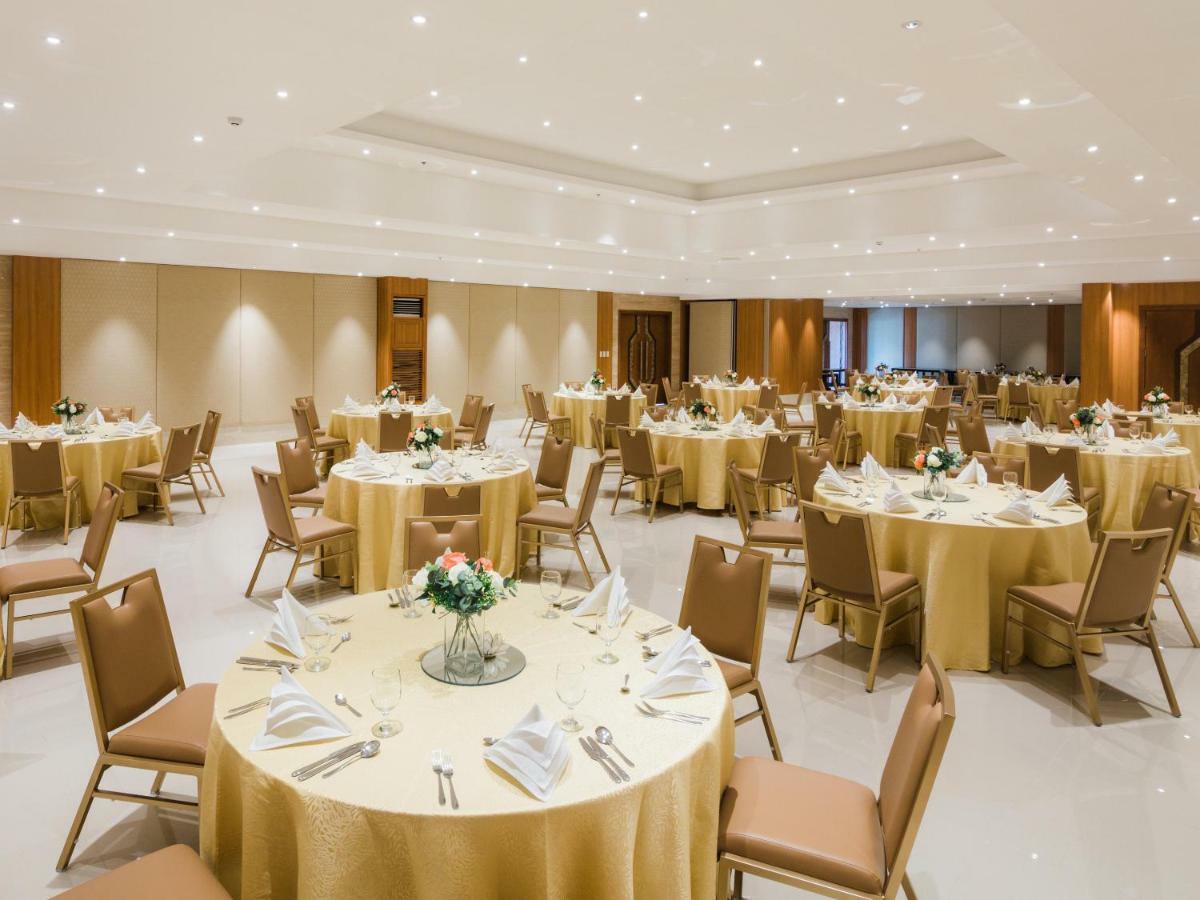 Henann Palm Beach Resort Balabag  Εξωτερικό φωτογραφία The ballroom